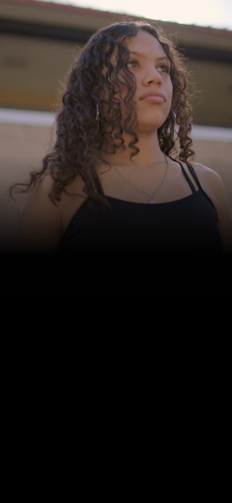 Chica mirando a lo lejos