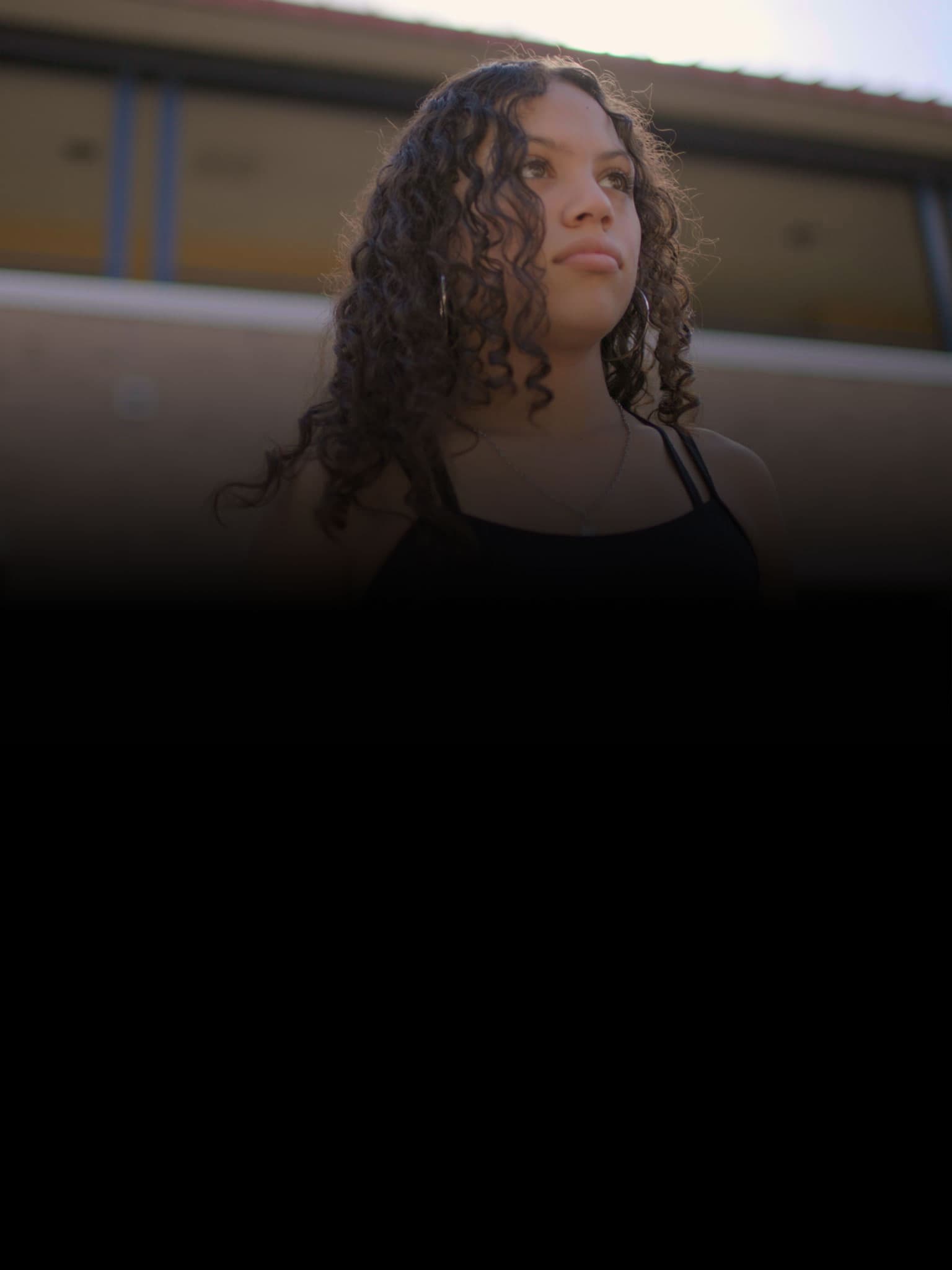 Chica mirando a lo lejos