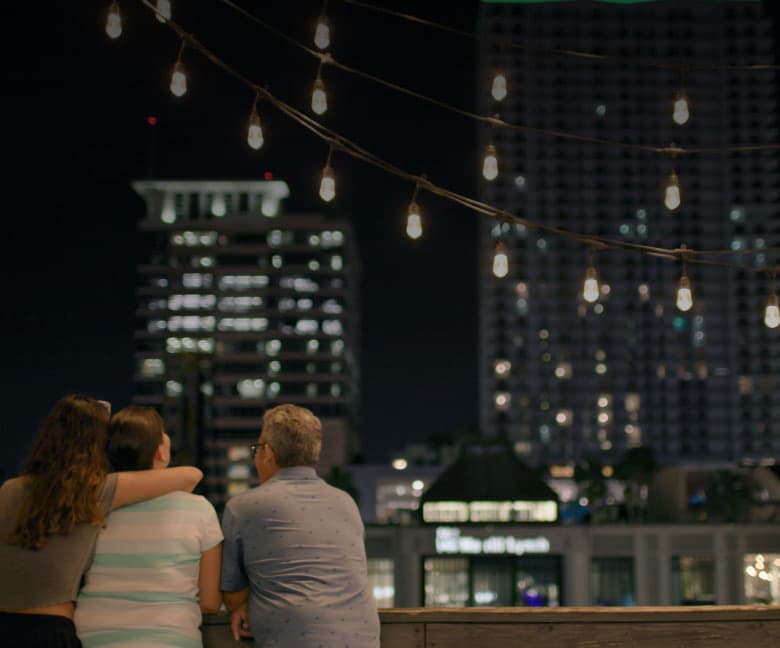 Familia reunida con la hija abrazando a la madre